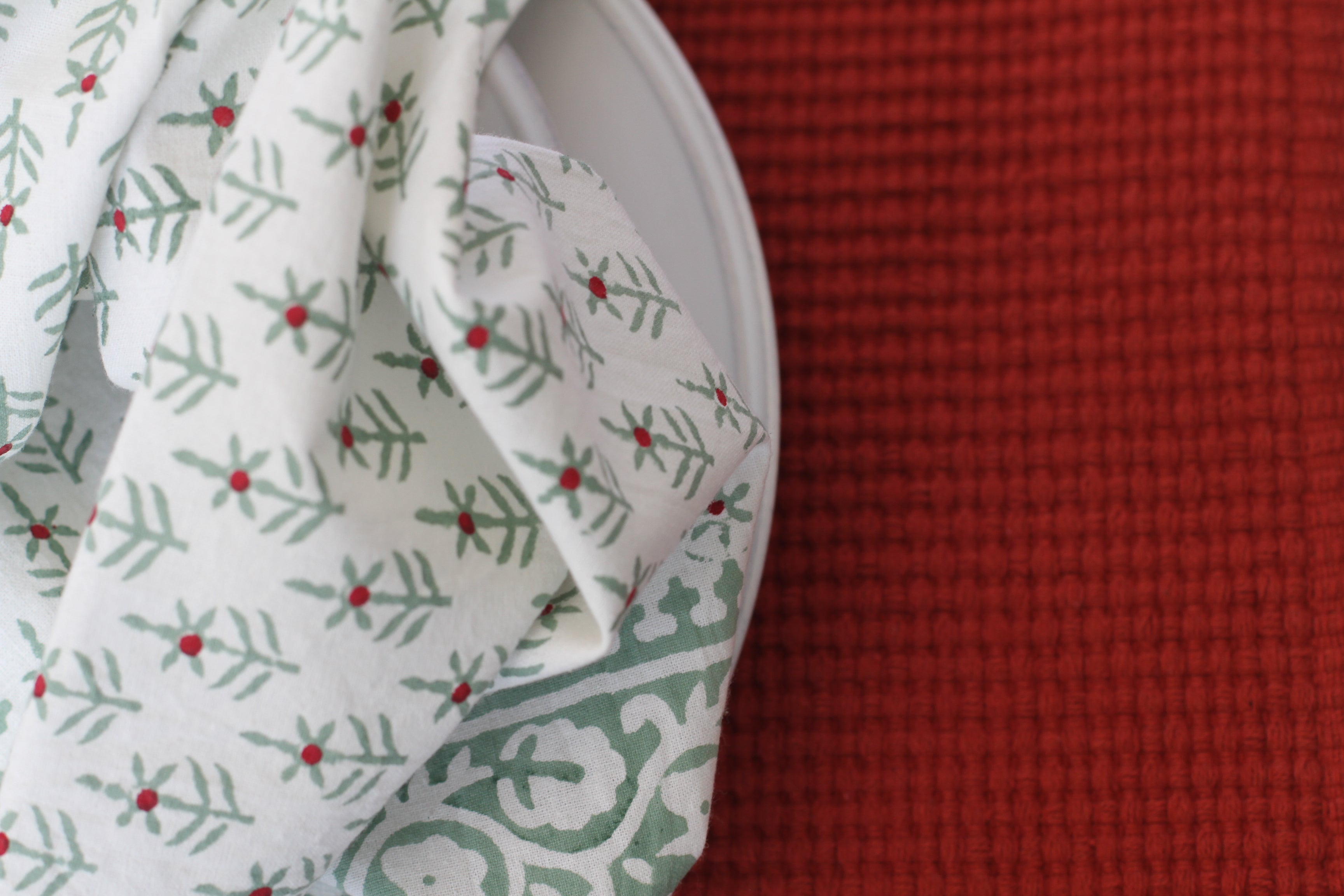 Holiday Winterberry Linens