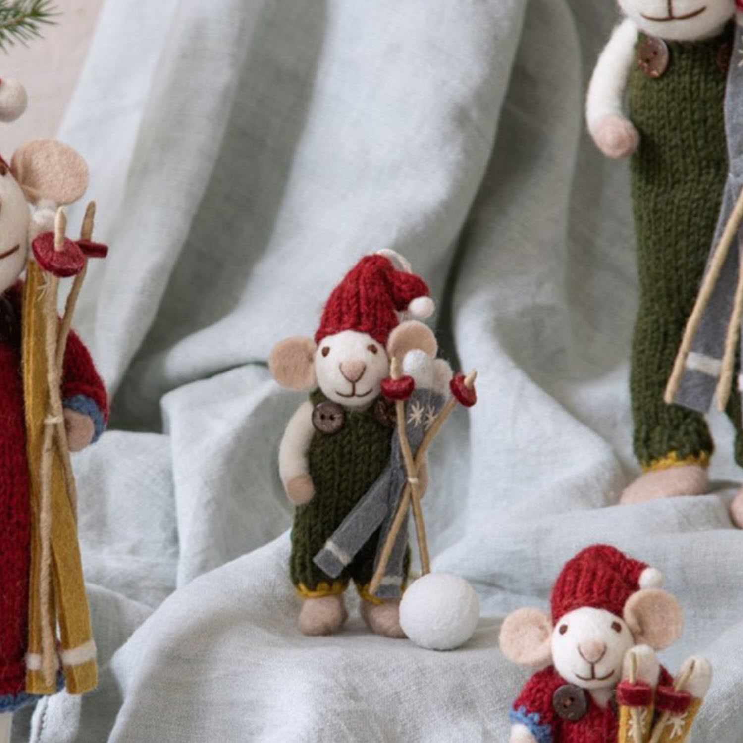 Small White Boy Mouse w/ Green Pants & Skis